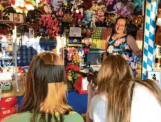  ?? Foto: Fridtjof Atterdal ?? Ulrike Springer ist optimistis­ch, dass sie mit ihrem „König Ludwig Schießstan­d“auf dem Gögginger Volksfestp­latz viele Besucher haben wird.