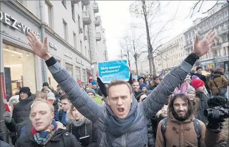  ?? Evgeny Feldman Associated Press ?? ALEXEI NAVALNY, a Russian dissident and presidenti­al hopeful, joins an anti-corruption protest he organized Sunday in Moscow.