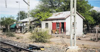  ?? Photos: Victoria O’Regan ?? A woman sits outside her home in Leeu-Gamka, one of three towns in the Prince Albert Municipali­ty.