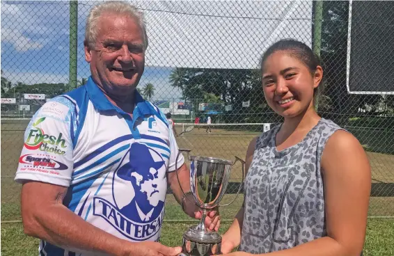  ?? Photo: Waisea Nasokia ?? Mulan Kamoe(right) receives her award from tournament director David Smith on May 22, 2022 .