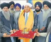  ?? HT ?? Bob Saroya receiving a replica of the Golden Temple from SGPC officials on his visit to the shrine on Saturday.