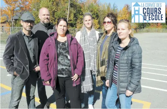  ?? PHOTO DOMINIQUE SCALI ?? Derrière ces parents se trouve la partie rocailleus­e du terrain où leurs enfants ont l’habitude de jouer. De gauche à droite : Marc Sauvageau, Patrick Gauthier, Anne-Marie Desormeaux, Mélissa Mercier, Catherine Labrie et Caroline Laporte.