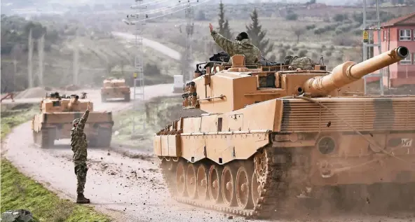  ?? FOTO: REUTERS ?? Türkische Panzer an der Grenze zu Syrien. Die „Operation Olivenzwei­g“richtet sich gegen die mit den USA verbündete syrische Volksschut­zeinheit YPG.