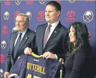  ?? AP PHOTO ?? Buffalo Sabres’ general manager Jason Botterill (centre) displays his Sabres jersey at First Niagara Center in Buffalo, N.Y. on May 11, as owner Terry Pegula (left) and his wife Kim Pegula look on.