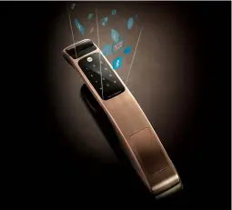  ??  ?? 智能指紋掃瞄電子門鎖­YMG40，推拉把手設計創新，內置藍牙手機配置開鎖。