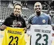  ?? INSTAGRAM-BILD: BASKETS ?? Trikottaus­ch: Theo Gebre Selassie (links) und Rickey Paulding machten sich Geschenke.