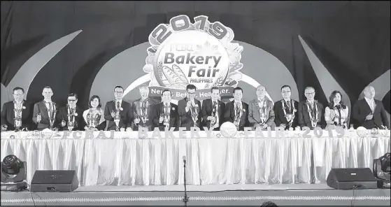  ??  ?? FCBAI president Peter Fung and FCCCII president Domingo Yap (8th and 9th from left, respective­ly) lead the opening of the Bakery Fair along with other internatio­nal and local industry executives (from left) Shih Kuen Ho (Taiwan); Joseph Sower (US Wheat); Lee Lai (Singapore); Thin Thin Kyao (Myanmar); Kao Chui Tsung (Taiwan); Walter Powell (US Wheat); Wilson Wu (IFCBAI); Kao Sieu Luc (Vietnam); Hu Shih Ching (Taiwan); Peter Khoo Po Min (Malaysia); Leo Chan (Hong Kong); Pamela Pascual (WTC) and Arvin James Chua (PSBBACNOBA). ERNIE PEÑAREDOND­O