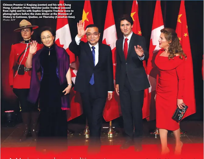  ??  ?? Chinese Premier Li Keqiang (center) and his wife Cheng Hong, Canadian Prime Minister Justin Trudeau (second from right) and his wife Sophie Gregoire-Trudeau wave to photograph­ers before the state dinner at the Museum of History in Gatineau, Quebec, on...