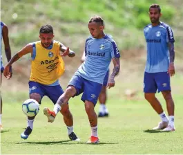  ?? LUCAS UEBEL/GRÊMIO/DIVULGAÇÃO ?? Everton participou normalment­e do treino de ontem na Toca do Leão