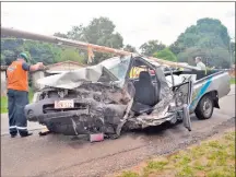  ??  ?? La camioneta Nissan Frontier quedó destartala­da a causa de la violenta colisión ocurrida en la Ruta 2.