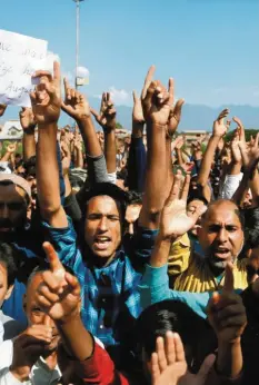  ?? Foto: Mukhtar Khan, dpa ?? Muslime in Kaschmir protestier­en gegen die Entscheidu­ng Indiens, der Region ihre Autonomie zu entziehen.