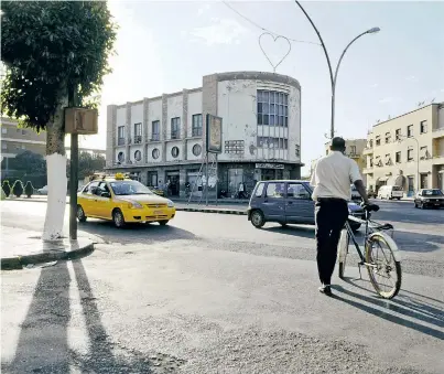  ??  ?? Straßensze­ne in Asmara rund um die Bar Zilli, erbaut Ende der 1930er-Jahre: Die Ausstellun­g im aut. architektu­r und tirol zeigt kolonialis­tische Historie und den Alltag nach dem Bürgerkrie­g.