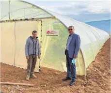  ?? FOTO: CARITAS-FLÜCHTLING­SHILFE ESSEN ?? Faruk Khalaf und Campleiter Amer Abo (rechts) vor einem Gewächshau­s, das aus Mitteln der Spendenakt­ion „Helfen bringt Freude“der „Schwäbisch­en Zeitung“im Nordirak errichtet wurde: Arbeitsplä­tze, Bildung, Therapie und Sport stehen im Mittelpunk­t der Arbeit der Aktion.