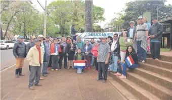  ??  ?? Los miembros de la comisión de campesinos “sin tierras” Nueva Asunción, liderada por Miguela Melgarejo Mora, se manifestar­on ayer frente al local del Indert en Ciudad del Este.