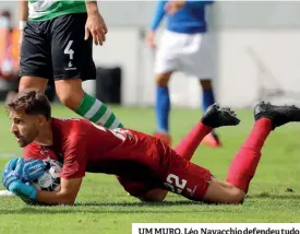  ??  ?? UM MURO. Léo Navacchio defendeu tudo