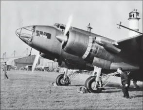  ?? DR/COLL. B.BOMBEAU ?? Le bombardier moyen Lioré et Olivier LeO 45 n° 01 peu de temps après son atterrissa­ge forcé du 6 décembre 1937 sur le plateau de Saclay suite à la rupture simultanée des deux vilebrequi­ns de ses calamiteux Hispano-Suiza 14Aa.