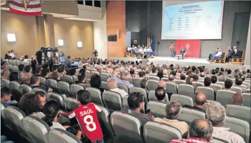  ??  ?? REPLETO. El acto de homenaje al Eurosporti­ng contó con un auditorio lleno para ver a los jugadores que se dieron cita.