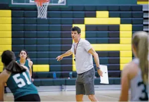  ?? LUIS SÁNCHEZ SATURNO/THE NEW MEXICAN ?? Lanse Carter’s rebuilding project in Los Alamos got off to a decent start with a win Wednesday over St. Michael’s on opening night.