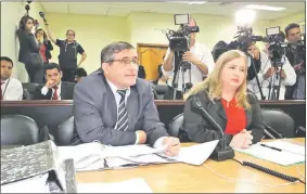  ??  ?? Los fiscales Fernández (i) y Alcaraz estuvieron firmes en la audiencia.