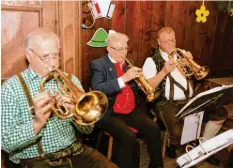  ?? Fotos: Frommelt ?? Roland Mühlbauer (Mitte), früher Dirigent der Stadtkapel­le Mindelheim, ist mit 88 Jahren der Älteste der Truppe. Beim traditione­llen Bockbierfe­st musizierte­n die Oldies dreimal vor vollem Haus.