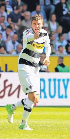  ?? FOTO:DIRK PÄFFGEN ?? Christoph Kramer feierte in der 67. Minute sein Comeback. Vorher konnte er von der Bank aus das teils seltsame Geschehen genau beobachten.