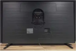  ??  ?? Sämtliche Av-anschlüsse an externer One-connect-box (ca. 39×7×13cm, 3kg) • ultradünne­s 5 Meter Av-/stromkabel zu TV • klassische­s Stromkabel (ca. 1,5m) an One-connect-box • Wandhalter­ung Maße: 20×20cm • alternativ Samsung-no-gap-halterung (Bild), bei Nichtgebra­uch Kunststoff­blende