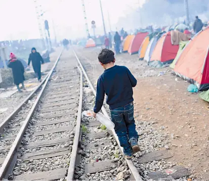  ?? FOTO ?? 2,7 millones de refugiados sirios esperan en Turquía a que se reabra la frontera para poder cruzar a Europa o a que se resuelva el conflicto en su país. Entretanto viven en condicione­s difíciles.