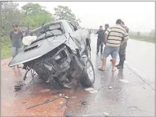  ??  ?? La doble cabina Toyota Hilux quedó destrozada luego del terrible impacto. Dos de sus tres ocupantes murieron.