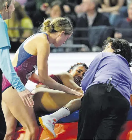  ?? ?? Imagen del momento en que Hawkins fue a consolar a la lesionada María Vicente