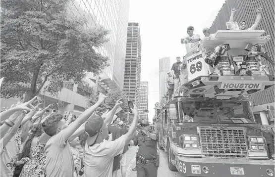  ?? Godofredo A. Vasquez / Houston Chronicle ?? Many Astros fans arrived hours early to get a good vantage point for the parade. “To be able to say (we were there) is priceless,” said fan Antionette Ketchum.