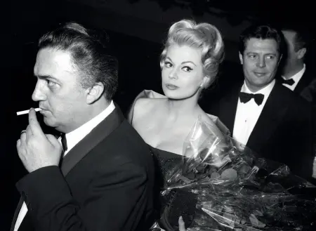  ??  ?? Federico Fellini con Anita Ekberg e Marcello Mastroiann­i alla prima del film
«La Dolce vita» (1960)
È uno dei film più celebri e amati della storia del cinema: ha vinto la Palma d’oro al 13º Festival di Cannes e l’Oscar per i costumi