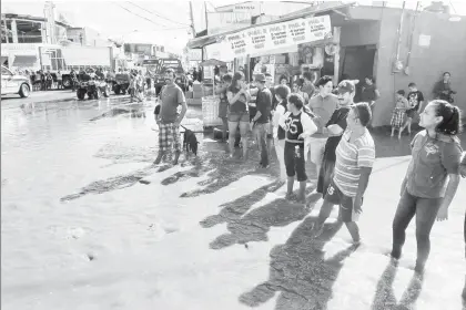  ??  ?? Vecinos de la colonia Unión del Cuatro, municipio de Tlajomulco de Zúñiga, Jalisco, bloquearon ayer la avenida Concepción para solicitar la intervenci­ón de las autoridade­s debido a que las lluvias recientes han afectado decenas de viviendas. El...