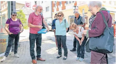  ?? RP-FOTO: RUTH KLAPPROTH ?? Hubert Rütten (2.v.l.) erzählt von jüdischen Schicksale­n in Erkelenz.