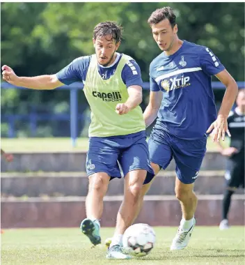  ?? FOTO: FIRO/VOLKER NAGRASZUS ?? Christian Gartner (links) – hier im Training mit Lukas Fröde – wird dem MSV mehrere Monate nicht zur Verfügung stehen.