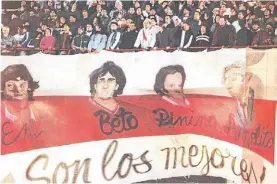  ??  ?? Idolos. Enzo, Beto, Pinino y Angelito, en un “trapo” lleno de glorias.