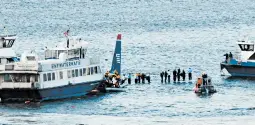  ?? BEBETO MATTHEWS/ASSOCIATED PRESS ?? Passengers stand on the wing of a US Airways jetliner waiting to be rescued by ferry boats that rushed to the plane in New York’s Hudson River on Jan. 15, 2009.