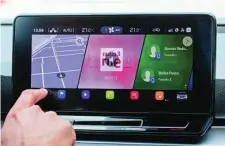  ??  ?? La pantalla central del SEAT León agrupa multitud de funciones y controles del coche. En el 1.400 se limitaba a los mandos de la radio y el dial