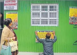  ??  ?? A GJM supporter prepares posters calling for a separate state, in Darjeeling on Wednesday.