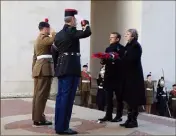  ?? (Photo AFP) ?? Theresa May et Emmanuel Macron s’apprêtant à déposer une gerbe constituée de coquelicot­s et de bleuets au mémorial franco-britanniqu­e de Thiepval.