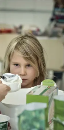  ?? FOTO: LEIF WECKSTRöM ?? Elin Sederquist, Siri Kantanen och Venla Kantanen bakar en tredubbel sats scones, så att det räcker till alla lägerdelta­gare på Ungmarthas temadag. De får själva läsa receptet och ta ansvar för att alla ingrediens­er gånger tre mäts upp i skålen.