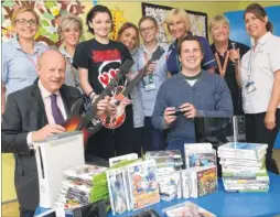  ?? Picture: Gary Browne FM3997463 ?? MP Damian Green with patient Megan Sheppard, 16, Chris Townsend from Get Well Gamers and Padua ward nursing staff