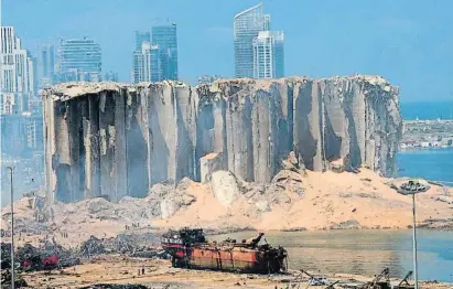  ?? AFP ?? Les sitges de cereal del port de Beirut el 5 d’agost del 2020, l’endemà de l’explosió