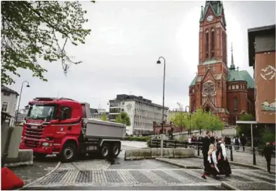  ?? FOTO: JAN ESPEN THORVILDSE­N ?? STENGT: Med lastebiler og betongblok­ker var sentrum stengt av under nasjonalda­gen i fjor.