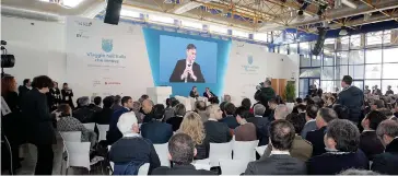  ??  ?? Seconda tappa. Un momento della giornata di Bari dedicata all’innovazion­e, dopo l’evento d’esordio di Bologna. Nello schermo, il ministro Delrio