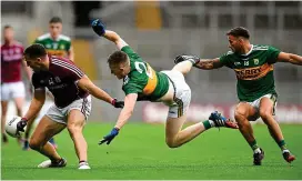  ?? SPORTSFILE ?? Out of reach: Galway’s Damien Comer evades Jason Foley