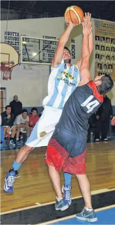  ??  ?? Bien arriba. Blasco (S) busca evitar el lanzamient­o de Aceituno (A). Sportivo ganó y estiró la serie de cuartos de final.