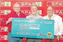  ??  ?? GOOD CAUSE: SPAR Eastern Cape marketing director Abri Swart, left, and SPAR EC sponsorshi­p and events manager Alan Stapleton, right, hand over a cheque of R35,000 to Zwartkops Conservanc­y chairman Frank Collier at the golf day