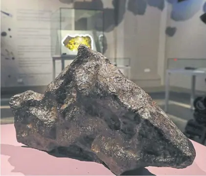  ?? EFE ?? Llegada de otro mundo. Una de las rocas encontrada­s en Campo del Cielo. Cayó hace unos 4 mil años.