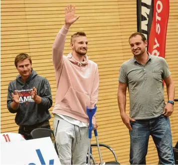  ?? Foto: Marcus Merk ?? Der verletzte Michael Dorsch, der diese Woche am Knie operiert wird, leistete den Kangaroos moralische Unterstütz­ung. Trainer Ian Chadwick (rechts) und sein Co. Daniel Hamberger stellten mit einem taktischen Schachzug die Weichen.