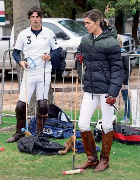  ??  ?? Más alla del resultado, la pareja se divirtió haciendo lo que más les gusta. Los Estevánez incorporar­on el polo a partir de la relación de Sol con “Nito” Uranga.